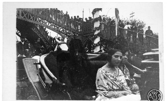 Tres dones desfilant sobre un carro de cavalls. París (França, ?).