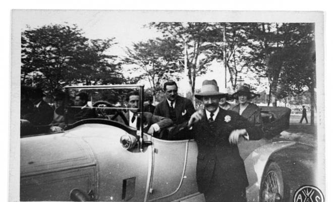 Grup al voltant d'un cotxe de la marca Rolls-Royce model Silver Ghost. S.l.