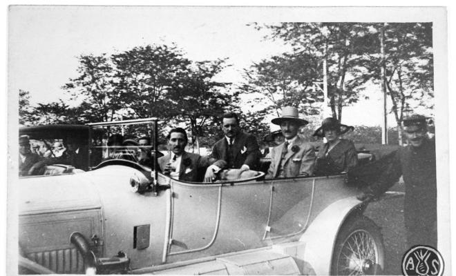 Grup al voltant d'un cotxe de la marca Rolls-Royce model Silver Ghost. S.l.