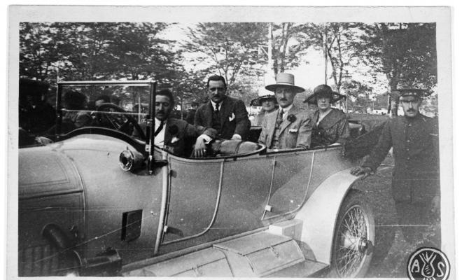 Grup al voltant d'un cotxe de la marca Rolls-Royce model Silver Ghost. S.l.