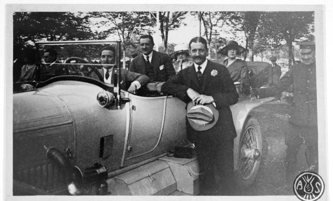 Grup al voltant d'un cotxe de la marca Rolls-Royce model Silver Ghost. S.l. En primer terme Pau Maria Turull Fournols.