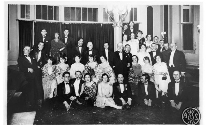 Retrat de grup durant una festa d'etiqueta. S.l.