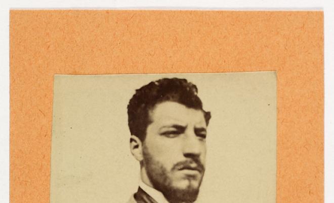Retrat d'estudi d'home de perfil. S.l.