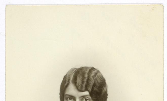 Retrat d'estudi d'una dona (Susana). S.l.
