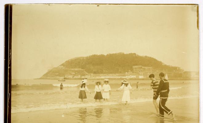 Grup d'infants a la platja de la Concha. Sant Sebastià (País Basc).