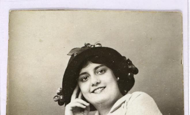 Retrat d'estudi de dona sense identificar. S.l.
