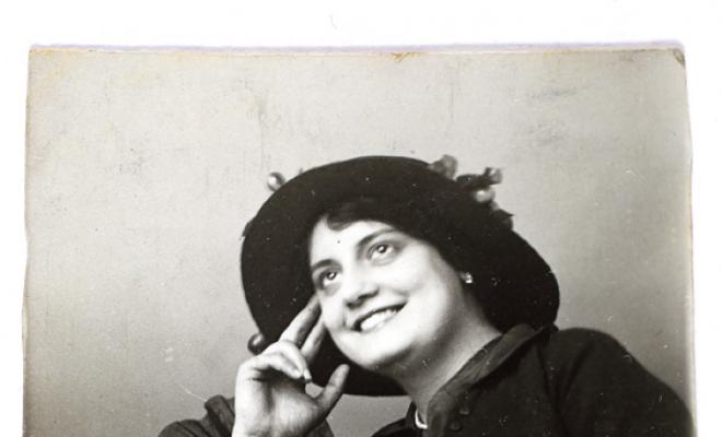 Retrat d'estudi de dona sense identificar. S.l.