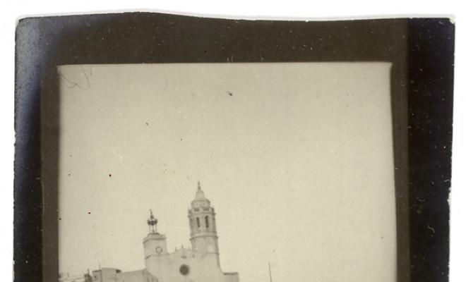 Pau Maria Turull Comadran i una dona passejant per la platja de Sitges.