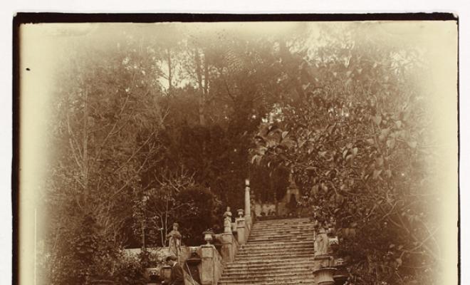 Retrat d'home a les escales d'un jardí romàntic. S.l.
