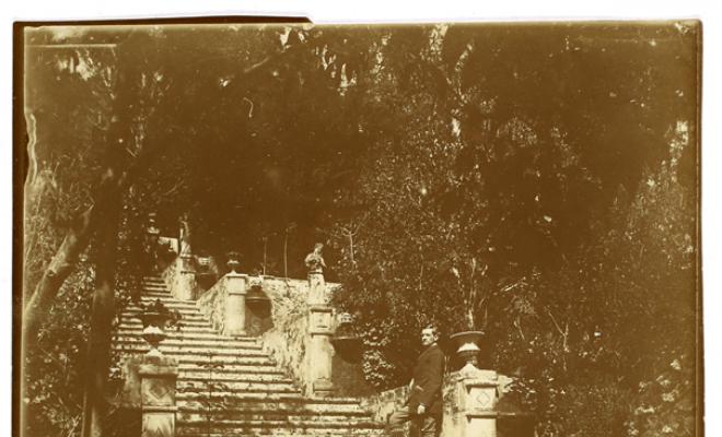 Retrat d'home a les escales d'un jardí romàntic. S.l.