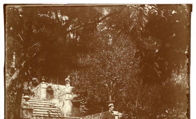 Retrat d'home a les escales d'un jardí romàntic. S.l.