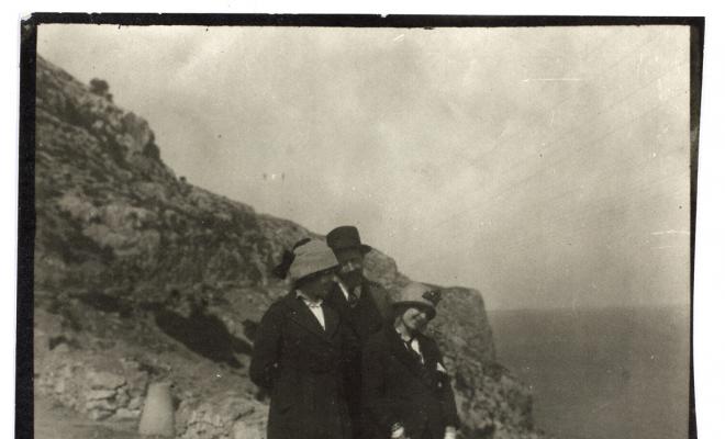 Home i dues dones davant d'una penya-segat. S.l.