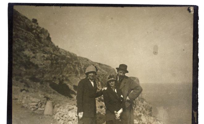 Home i dues dones davant d'una penya-segat. S.l.
