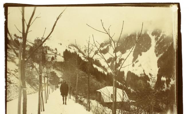 Home caminant per un paisatge nevat. S.l.