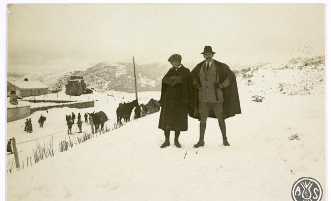 Pau Maria Turull Fournols (amb capa) i un altre home en un paisatge nevat. S.l.