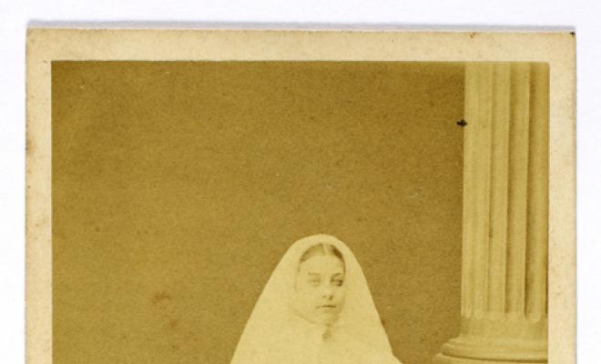Retrat d'estudi de nena vestida de primera comunió. París.