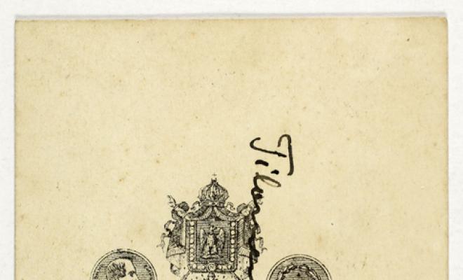 Retrat d'estudi de nena vestida de primera comunió. París.