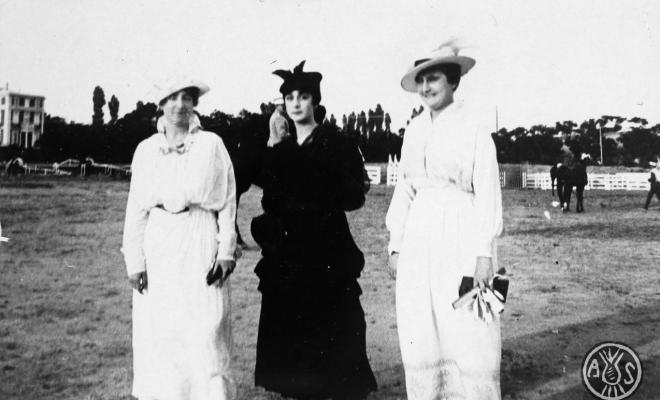Tres dones assisteixen a un partit de polo. S.l.