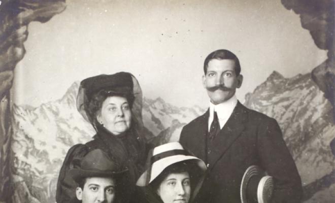 Retrat d'estudi de la família Turull Fournols. S.l.
