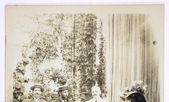 Retrat de grup al balneari de Vichy (França). Personatges: Pau Maria Turull Fournols (dret a l'esquerra).