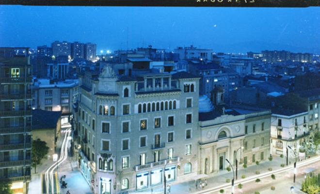 La plaça del Doctor Robert de nit
