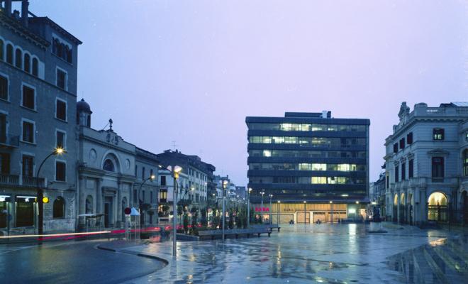 La plaça del Doctor Robert de nit