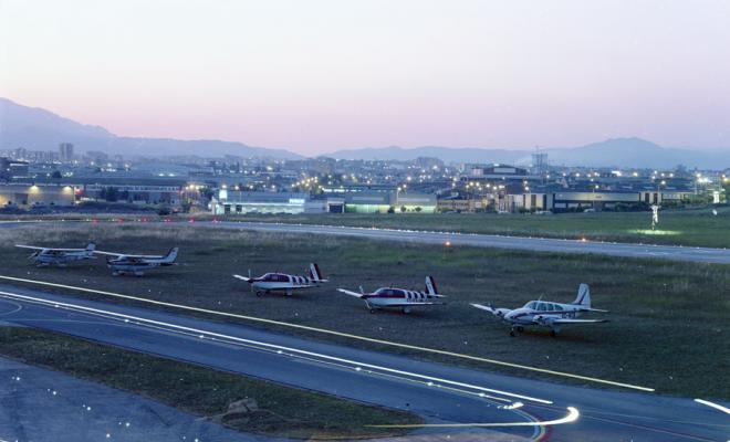 El camp d'aviació de nit