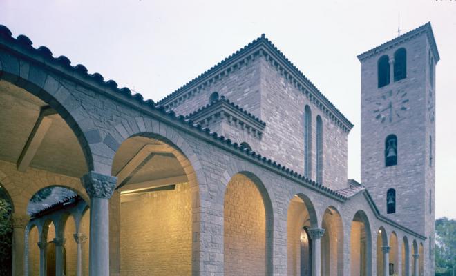 Façana principal i campanar de l'església de Sant Salvador
