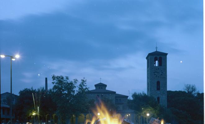 Foguera de Sant Joan davant l'església de Sant Salvador