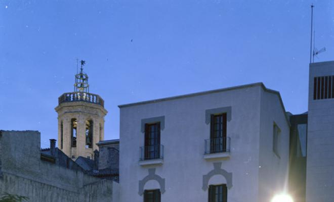 La plaça Fidela Renom de nit