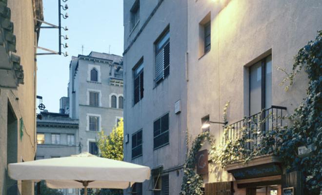 Terrassa al carrer de la Borriana de nit