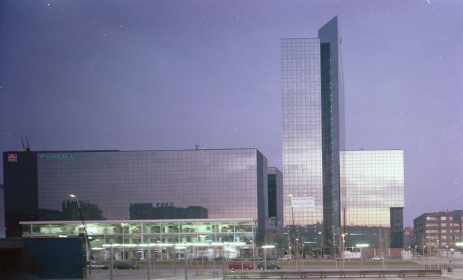 El bulevard Paddock i l'edifici dels jutjats reflectits al llac del Parc de Catalunya
