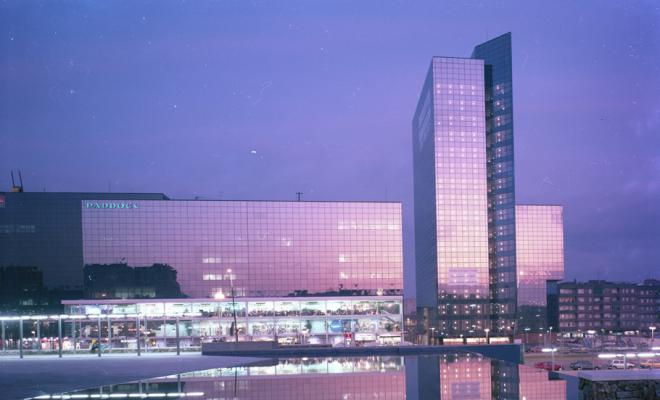 El bulevard Paddock i l'edifici dels jutjats reflectits al llac del Parc de Catalunya