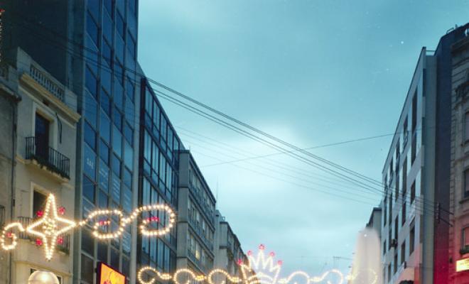 El passeig Manresa amb les decoracions de Nadal de nit