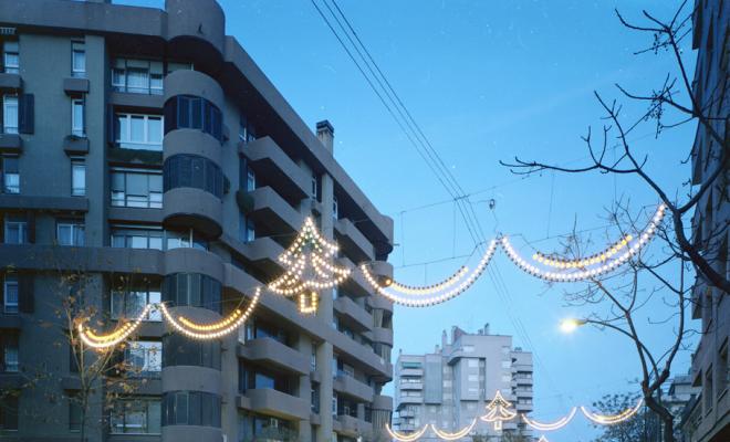 La ronda Zamenhof amb les decoracions de Nadal de nit