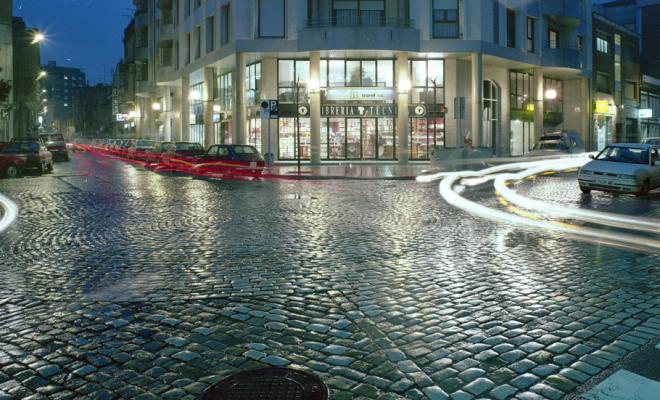 Encreuament dels carrers Tres Creus i Sant Llorenç de nit