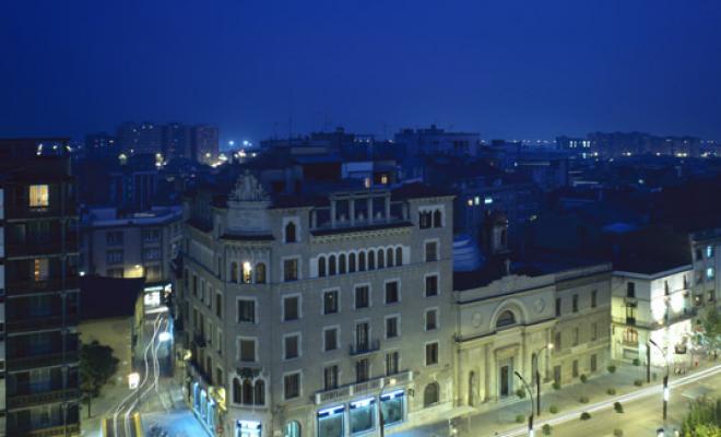 La plaça del Doctor Robert de nit vista des del campanar de Sant Feliu