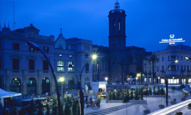 La plaça del Doctor Robert de nit