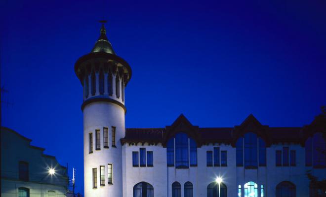 L'edifici de l'antiga Escola Industrial de nit