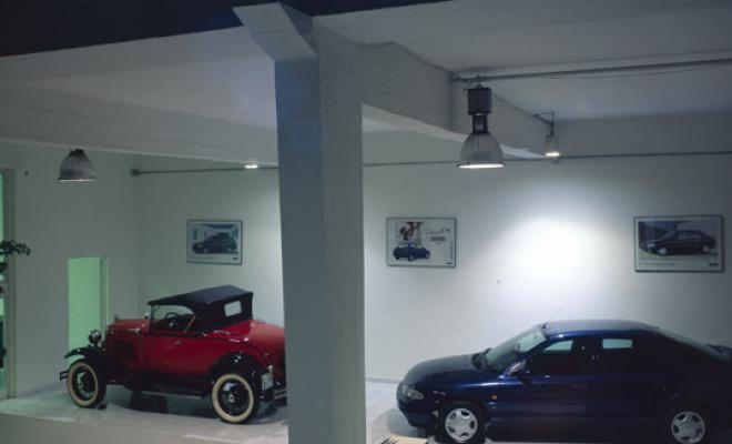 Interior del concessionari de cotxes Ford