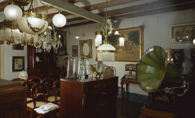Interior de l'antiquari L'artística