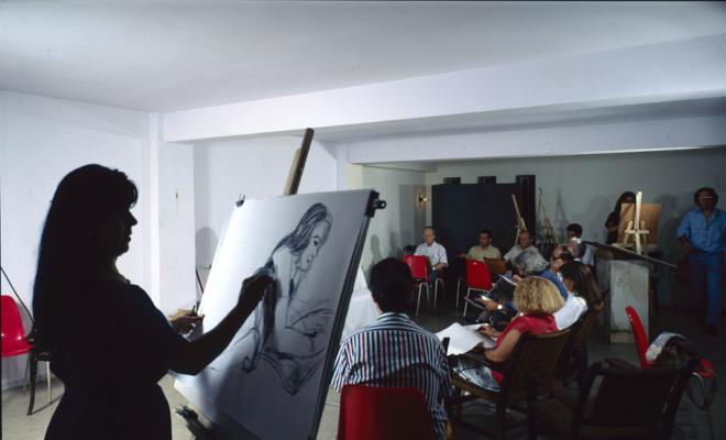 Alumnes dibuixant a l'interior de l'Acadèmia de Belles Arts
