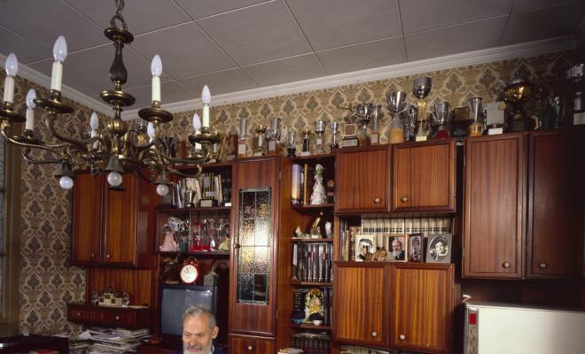 Autoretrat de Moisès Serra Martí al menjador de casa seva