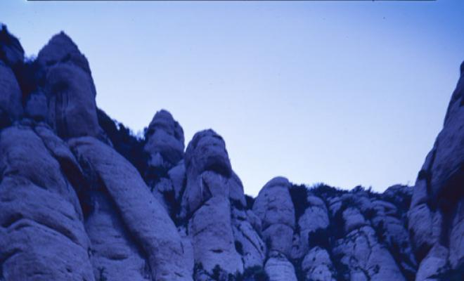 El monestir i la muntanya de Montserrat de nit