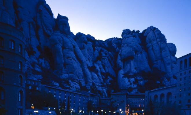 El monestir i la muntanya de Montserrat de nit