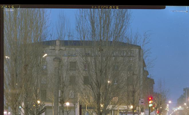 La plaça de la Creu de Barberà i l'avinguda Barberà de nit
