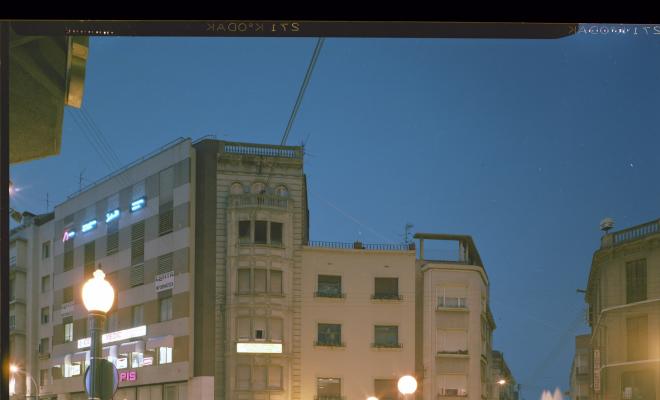 Encreuament del passeig de la Plaça Major amb el passeig Manresa i el carrer Palanca de nit