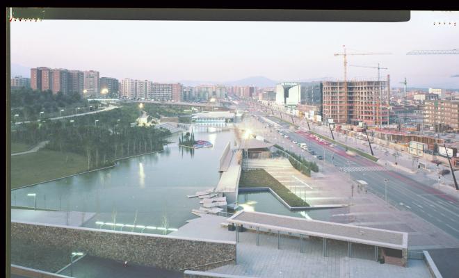 El Parc de Catalunya amb els edificis de l'avinguda Francesc Macià en construcció de nit