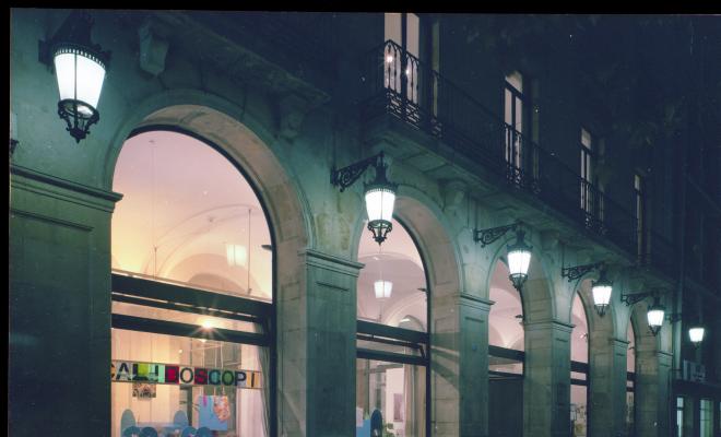 Façana del Casal Pere Quart de nit