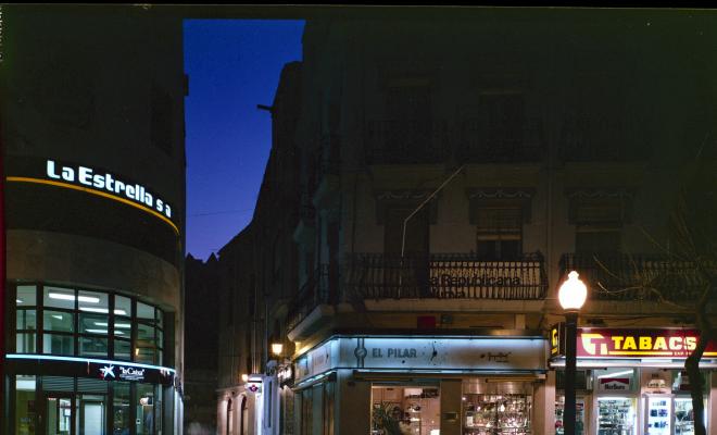 Botigues del passeig de la Plaça Major de nit